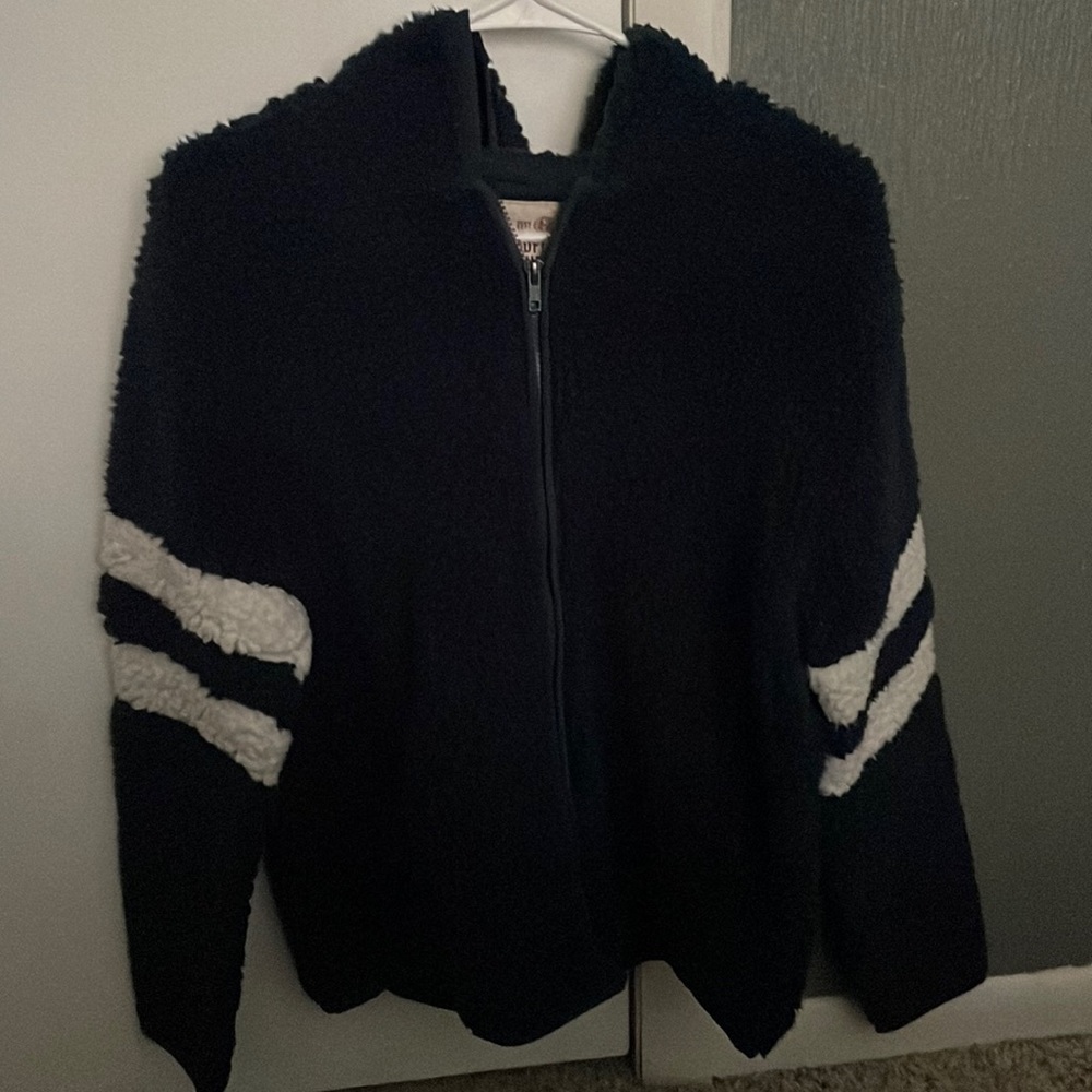 NEW! Super soft Sherpa, size large but fits like a small or medium.
